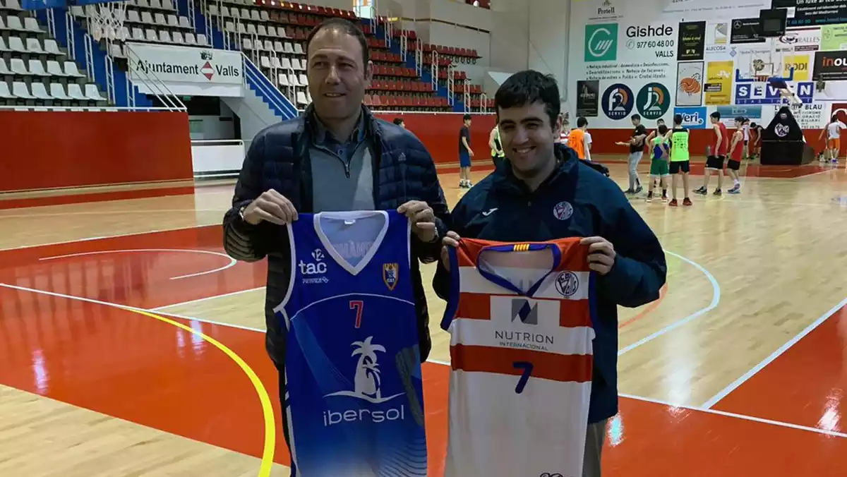 Berni Álvarez i Oriol Pozo posen amb les samarretes dels seus equips