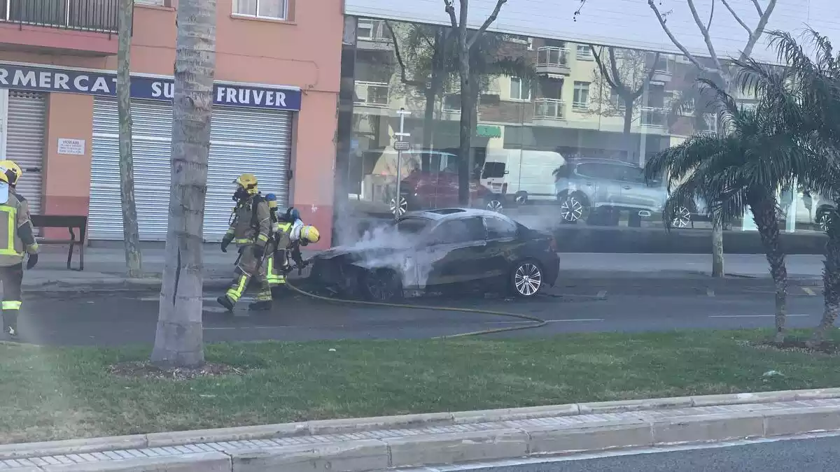 Els Bombers de la Generalitat apagant el foc que afectava un vehicle