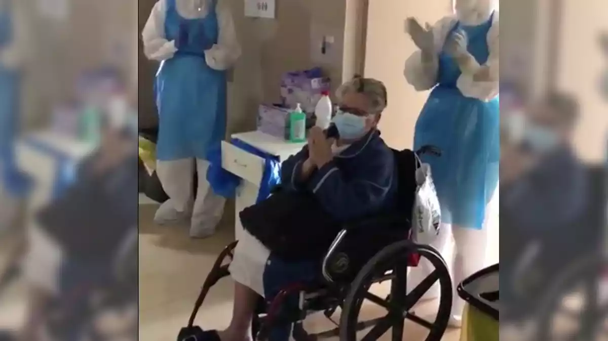 Captura de la pacient de l'Hospital Sociosanitari Francolí rebent l'alta