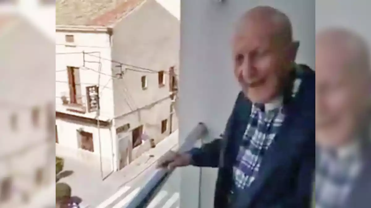 Captura del vídeo de la felicitació pels 100 anys del Miquel Masip de Torredembarra