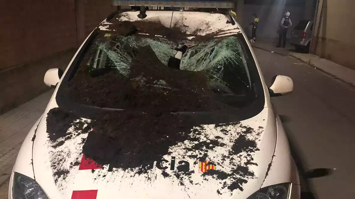 Imatge del cotxe patrulla dels Mossos destrossat a Móra d'Ebre