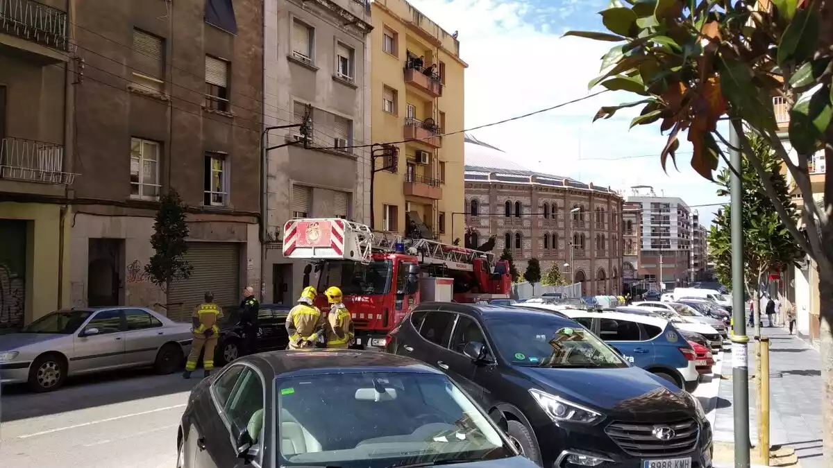 Imatge del carrer Mallorca, amb un vehicle de Bombers