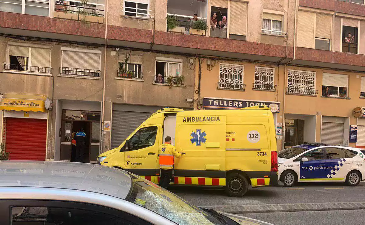 Ambulància al carrer Rocamora.