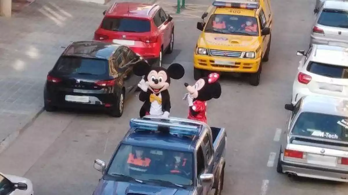 Imatge dels personatges de Disney Mickey i Minnie saludant als infants