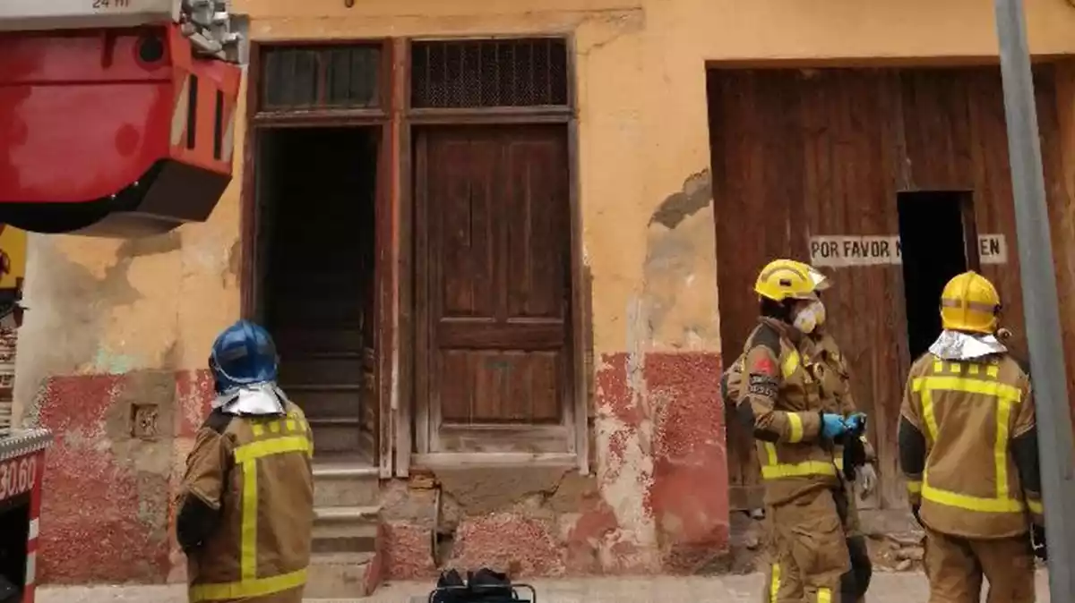 Imatge dels Bombers de la Generalitat treballant en l'esfondrament d'un immoble a Tortosa