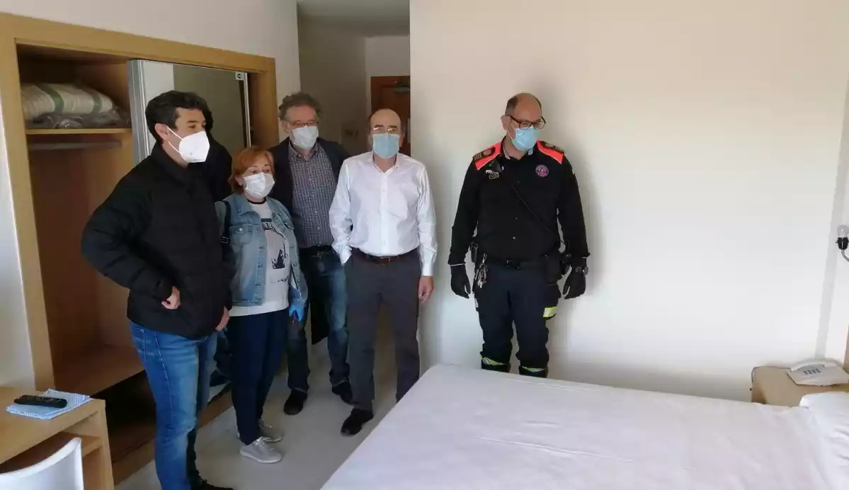 Les autoritats visiten un dels hotels habilitats per acollir pacients lleus de Covid-19.
