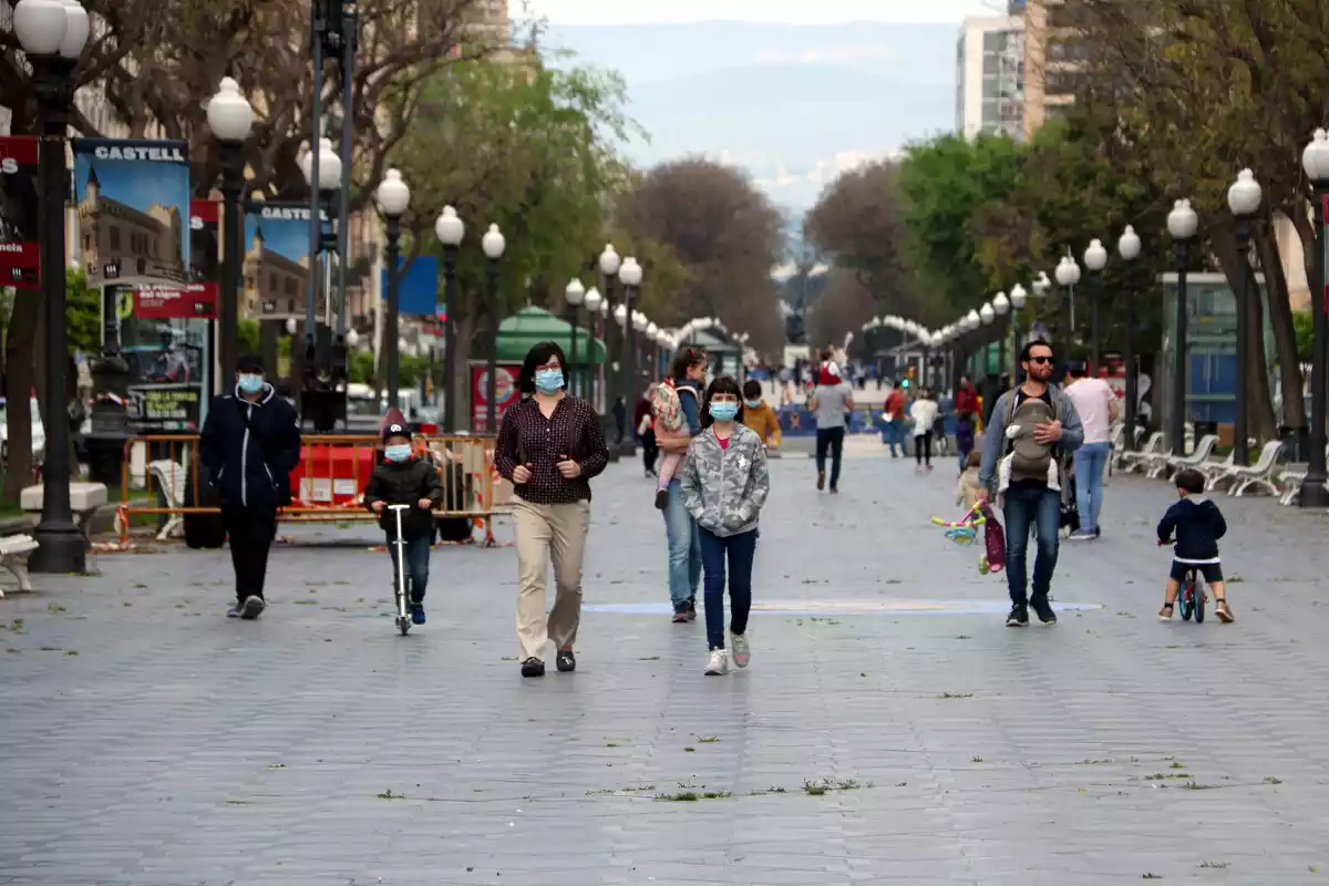 Pla general d'infants, acompanyats amb els seus pares, en el primer dia desconfinament a la Rambla Nova de Tarragona