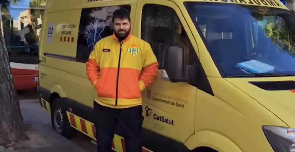 Juan Buenafuente, amb la seva ambulància del SEM, al Vendrell.