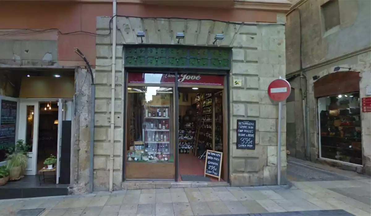 Imatge de l'exterior de la botiga Vins i Licors Jové, a Tarragona