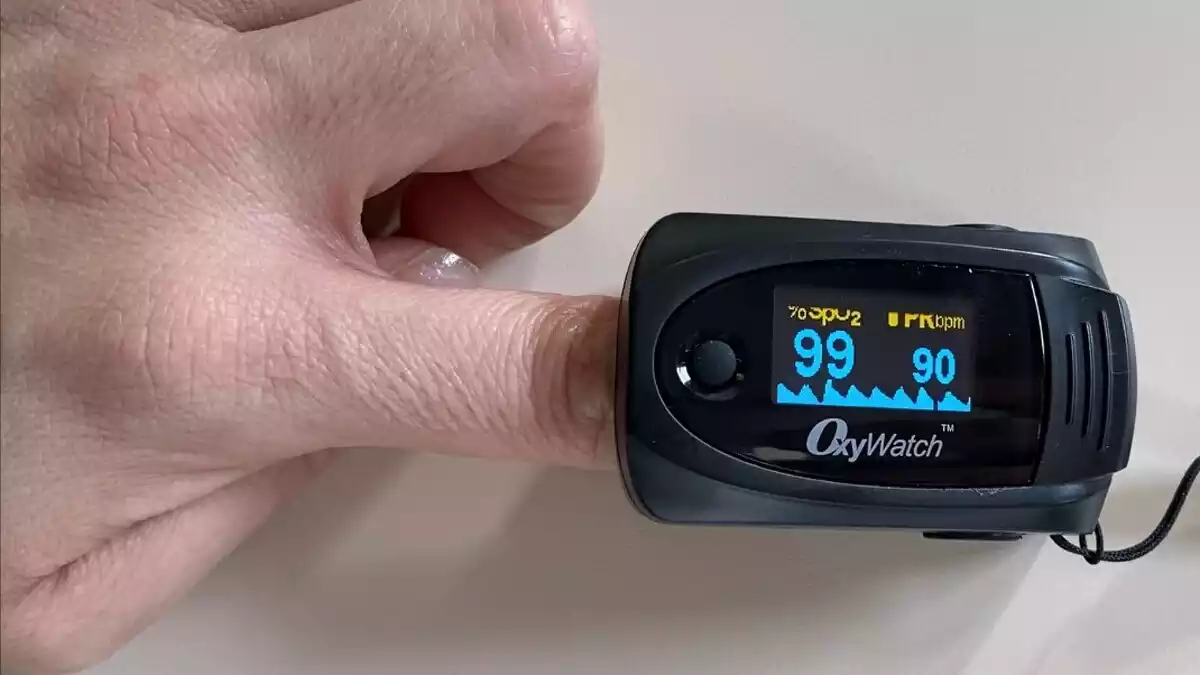 Imatge d'un pulsioxímetre, que permet mesurar la concentració d’oxigen que hi ha a la sang amb un lector LED per al dit