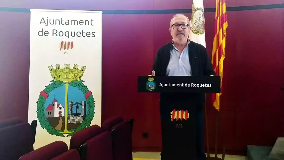 Pla obert de l'alcalde de Roquetes, Paco Gas, a l'Ajuntament del municipi