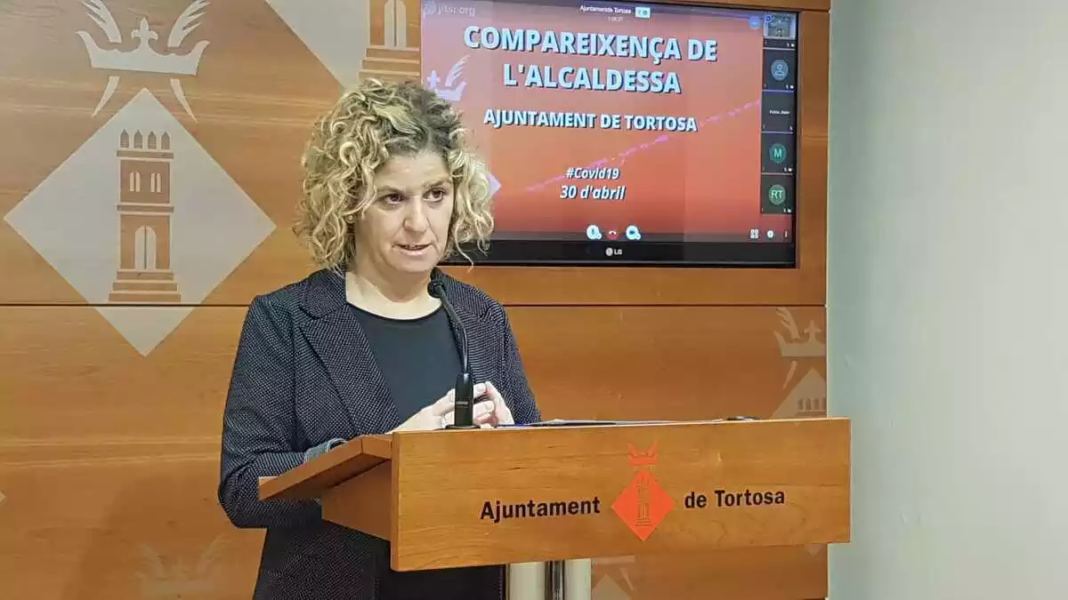 L'alcaldessa de Tortosa, Meritxell Roigé, en la roda de premsa d'aquest dijous, 30 d'abril