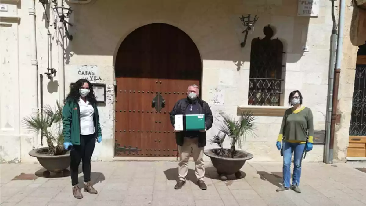 Moment de la entrega de la màquina d'ozó a l'alcalde de l'Arboç, Joan Sans.