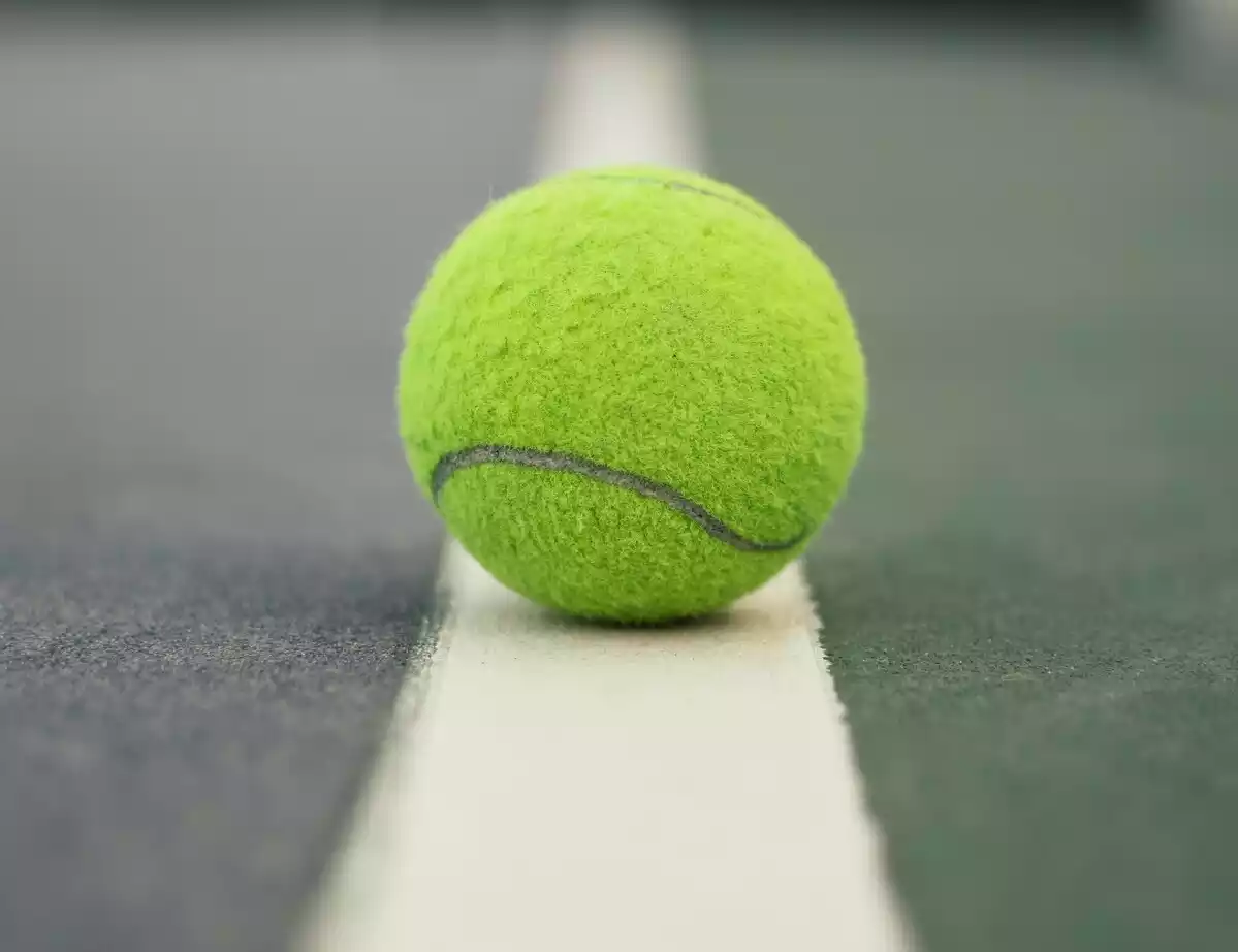 Una pilota de tennis