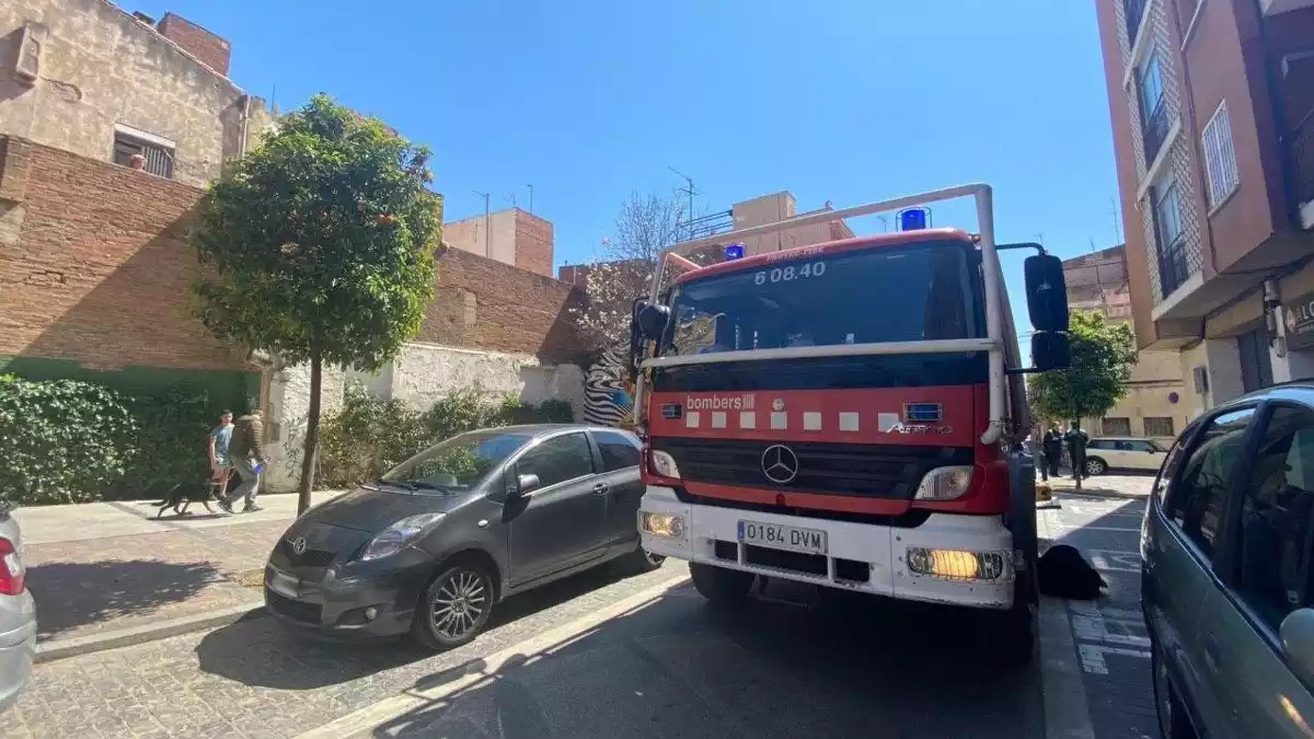 Imatge del camió dels Bombers de la Generalitat treballant al carrer Sant Lluís de Reus