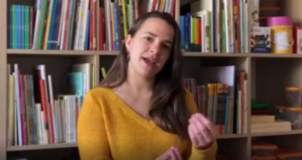Maria Puig, la mestra de P3 de l'Institut Escola Pi del Burgar de Reus que llegeix contes infantils a les xarxes