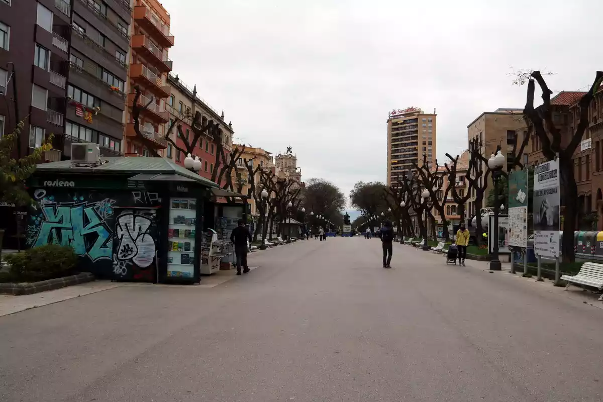 Pla general de la Rambla Nova de Tarragona amb poca gent passejant i sense parades de llibres en un Sant Jordi atípic