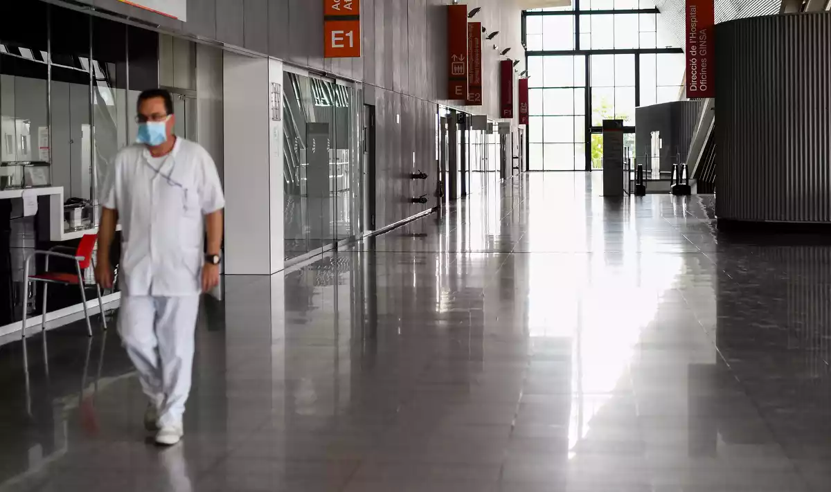 Un professional sanitari amb mascareta a l'Hospital Sant Joan de Reus