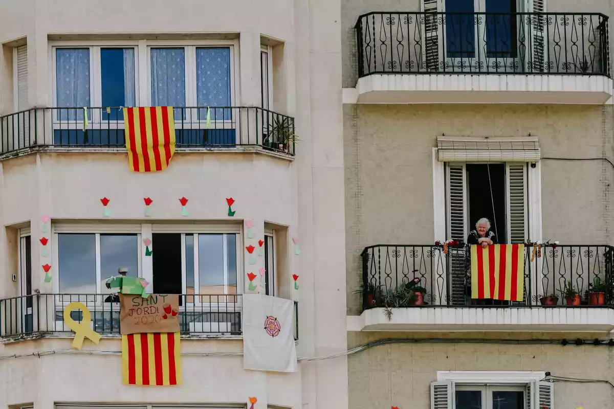 Un Sant Jordi en quarantena a Reus: els balcons parlen
