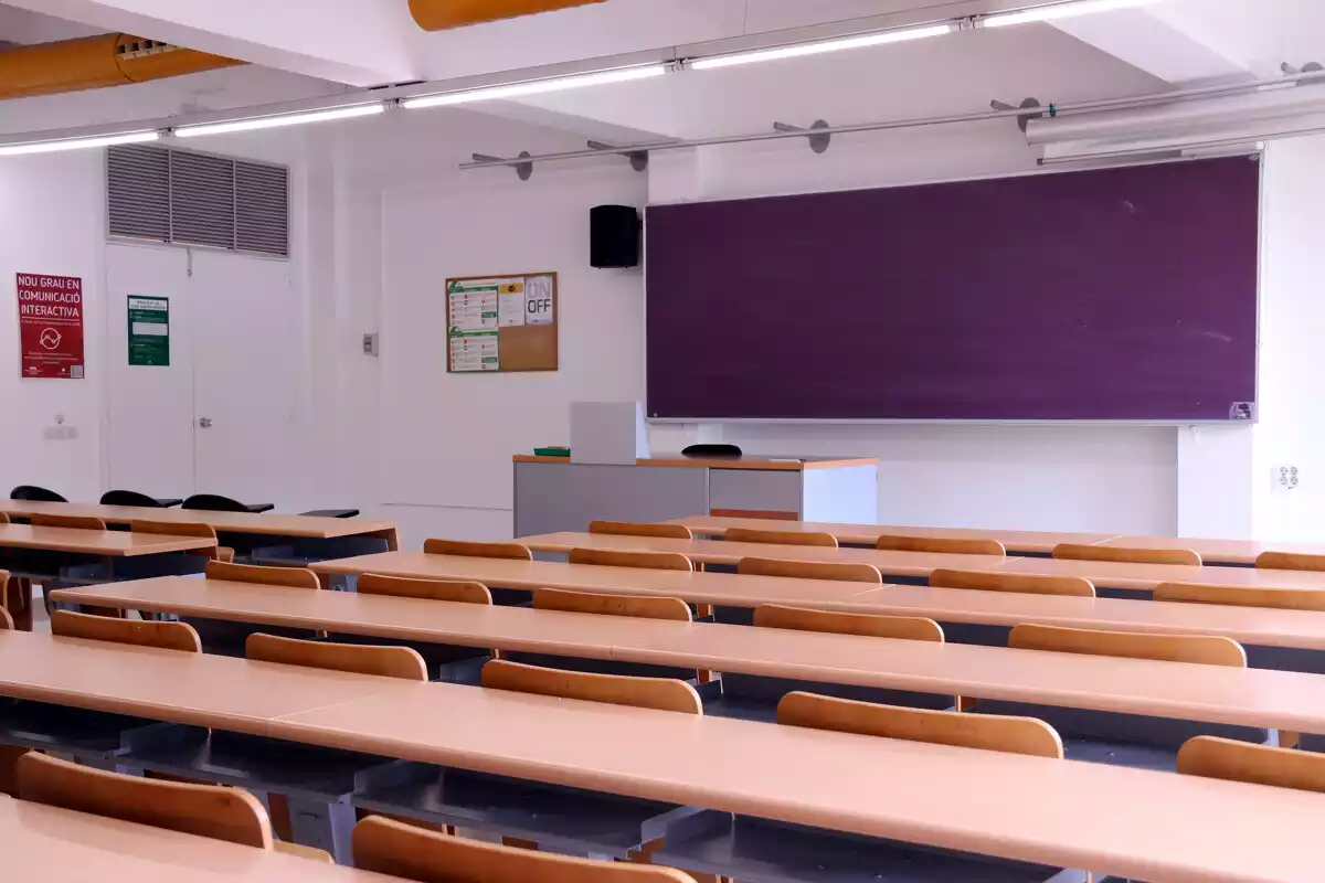 Pla general d'una aula de la Facultat de Ciències de la Comunicació de la UAB buida el 13 de març de 2020.