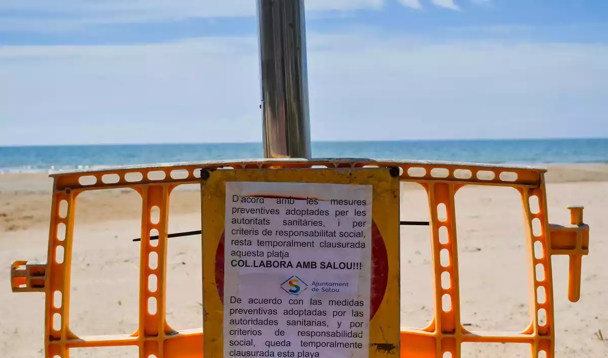 Cartell prohibint l'accés a la platja a Salou.
