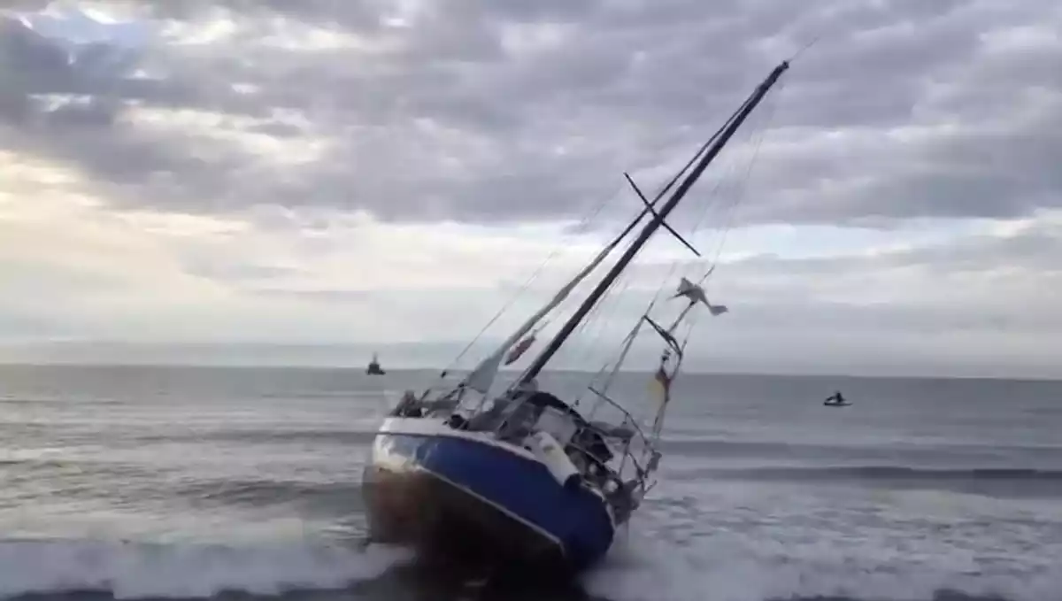 Captura del moment en què el veler ha sigut retirat de la platja de Coma-ruga