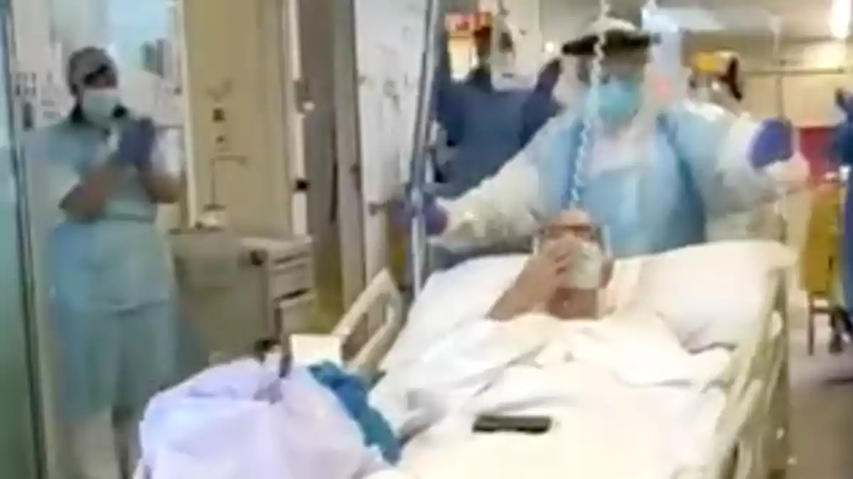 Captura del vídeo de l'alta de l'UCI del primer pacient de Covid-19 a l'Hospital Sant Joan de Reus