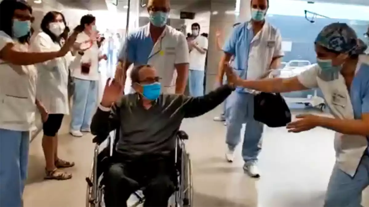 Captura del vídeo de l'alta hospitalària del darrer pacient ingressat per coronavirus a l'Ebre