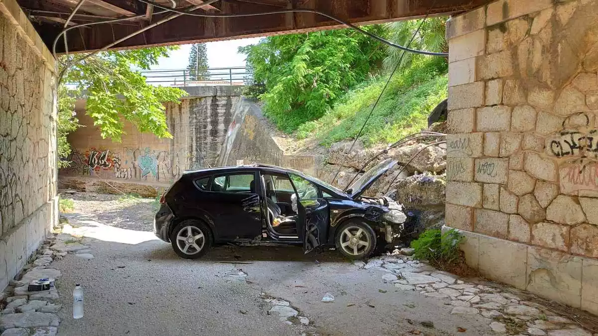 Imatge del cotxe accidentat en caure d'un pont a Cambrils