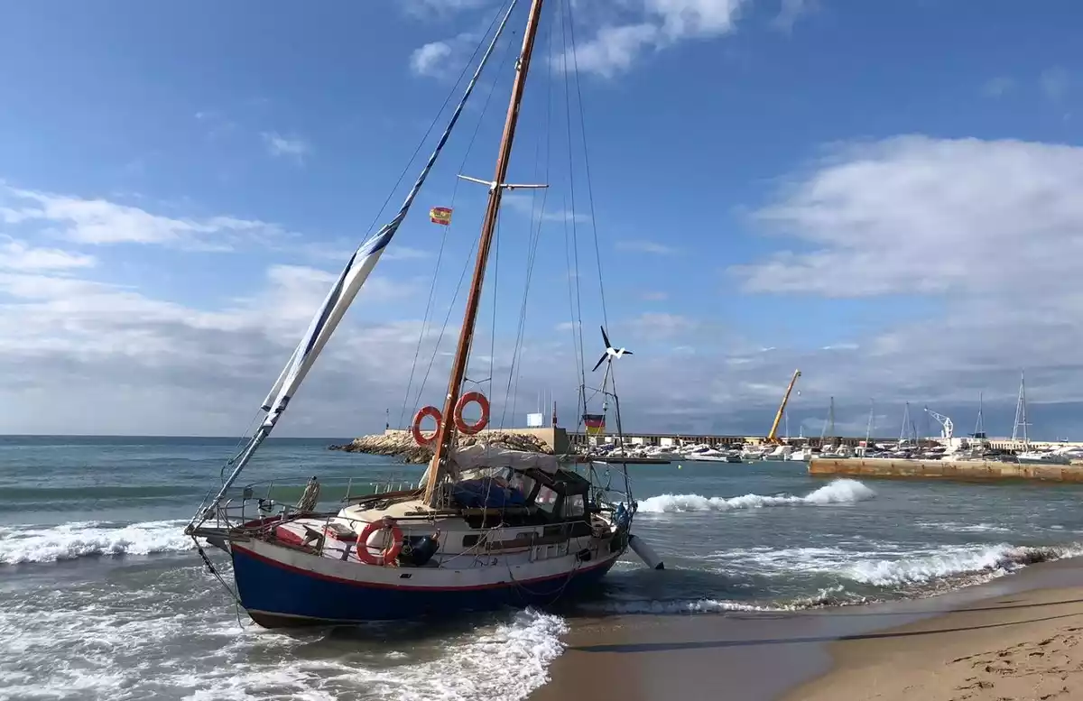 El veler es troba encallat a la platja de Coma-ruga.