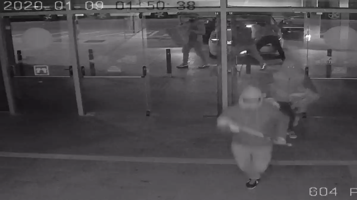 Imatge dels lladres entrant a la Fira Centre Comercial per cometre el robatori