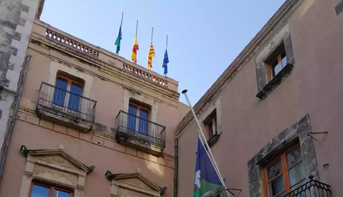 Banderes a mitja asta a l'Ajuntament del Vendrell pels deu dies de dol.