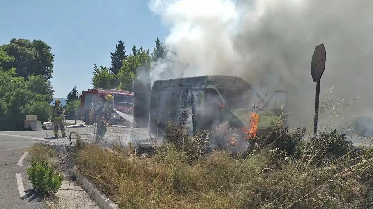 Imatge de l'incendi d'una furgoneta a tocar de la C-37 a Valls