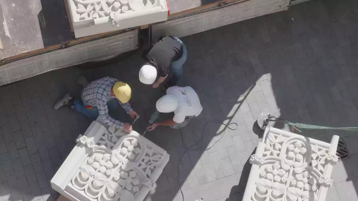 Operaris col·locant les primeres pedres del capcer de la Casa Navàs de Reus