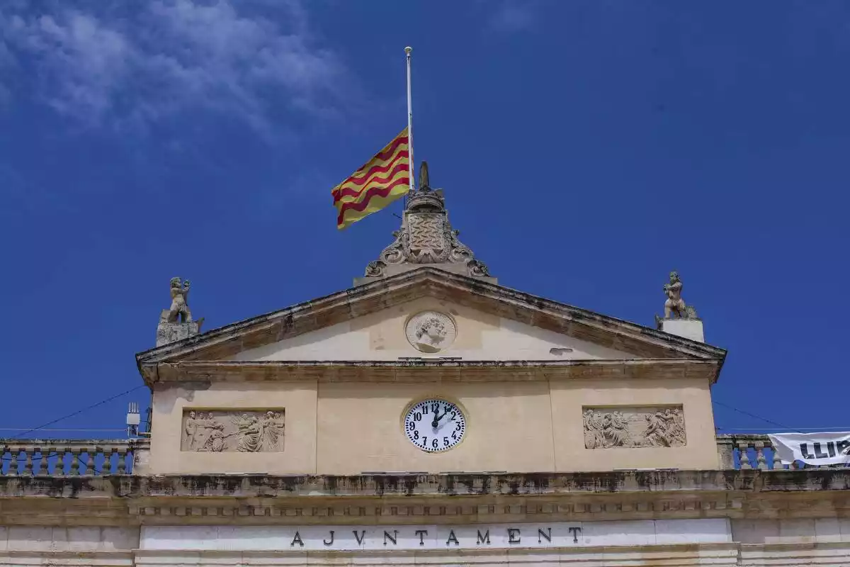 La bandera a mig pal a l'Ajuntament de Tarragona amb motiu de les víctimes del coronavirus