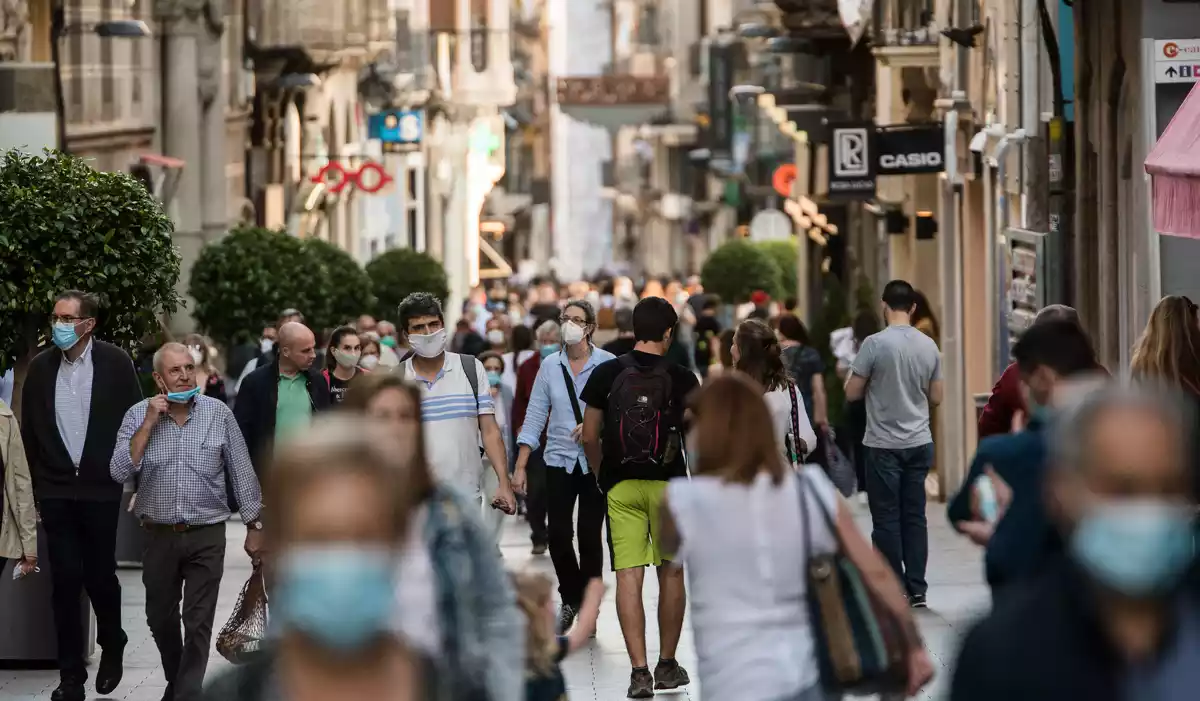 Carrer Llovera de Reus, amb gent passejant amb mascareta
