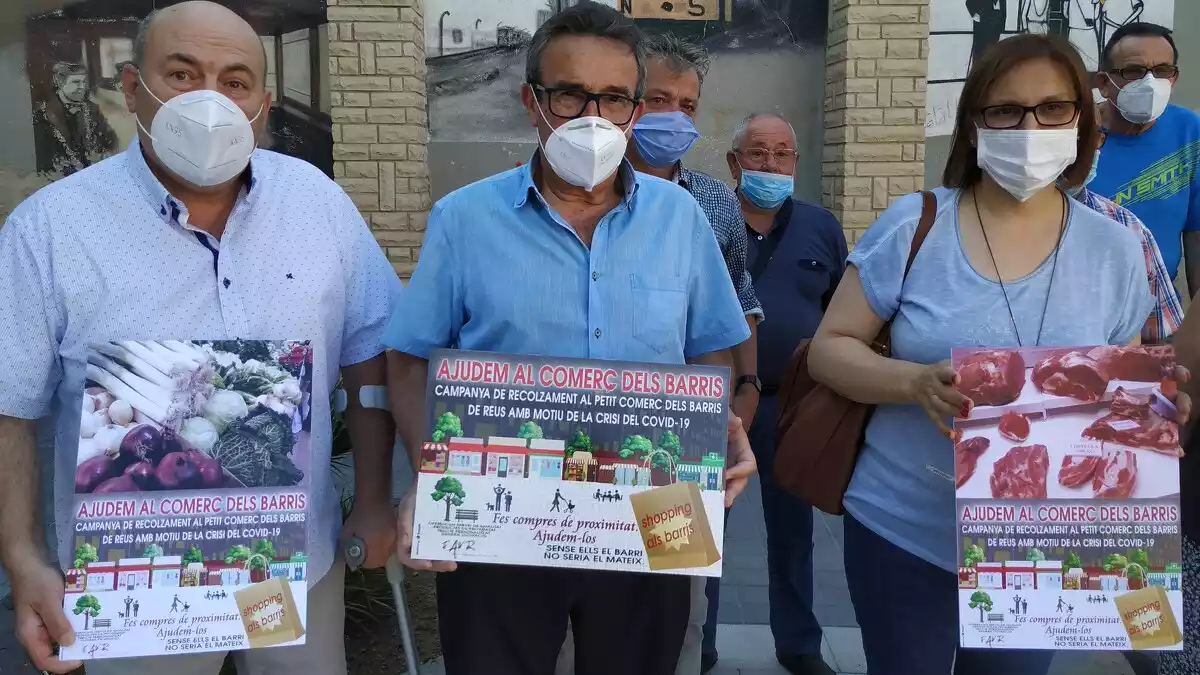 Salvador Cabré, Marcos Massó i Maria del Mar Escoda sostenen els cartells de la campanya