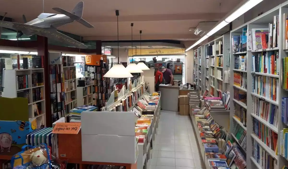 Interior de la Llibreria Mitjans del Vendrell.