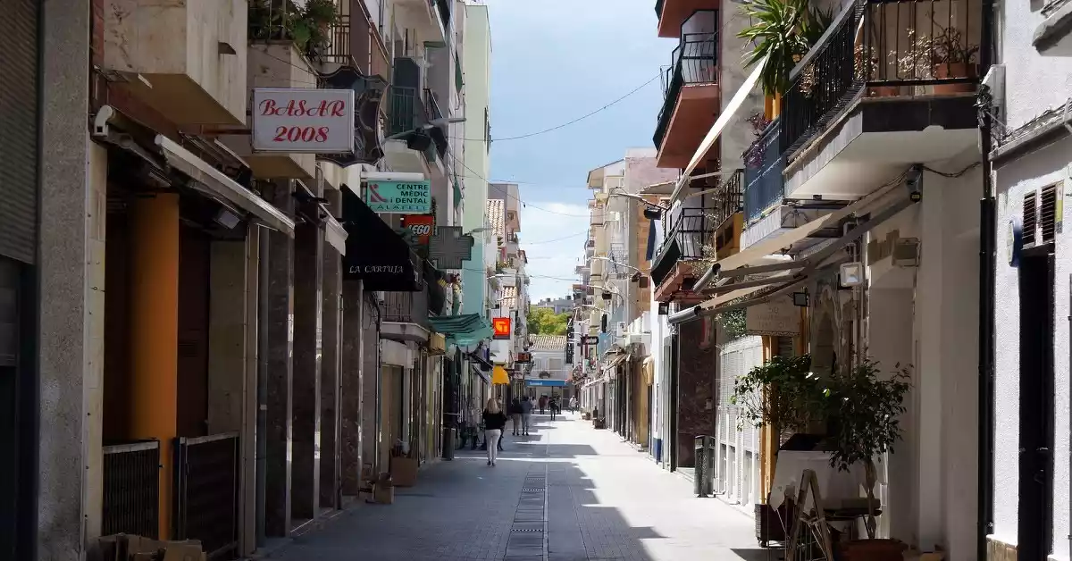 Un carrer comercial de Calafell Platja.