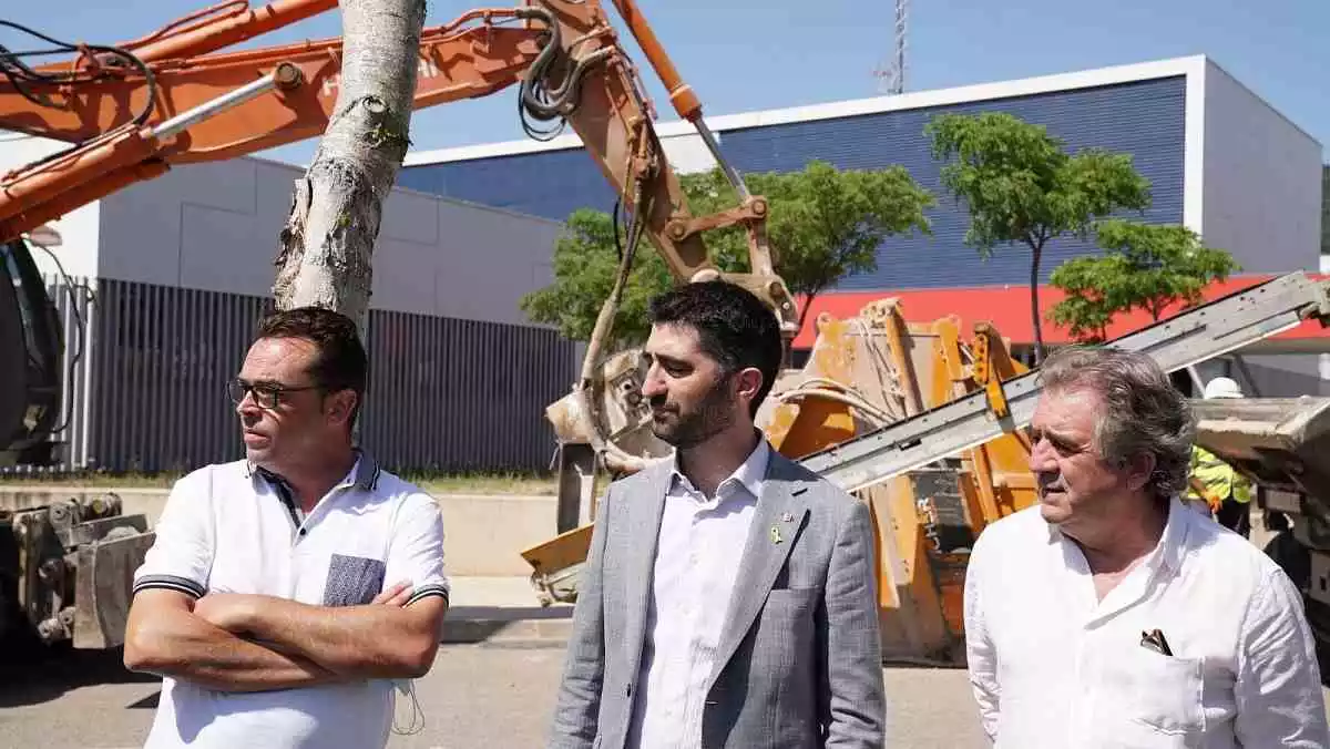 Jordi Puigneró visitant les obres de desplegament de la fibra òptica.