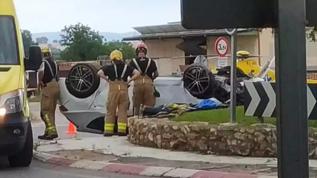 Imatge de l'accident a la rotonda de Llorenç del Penedès