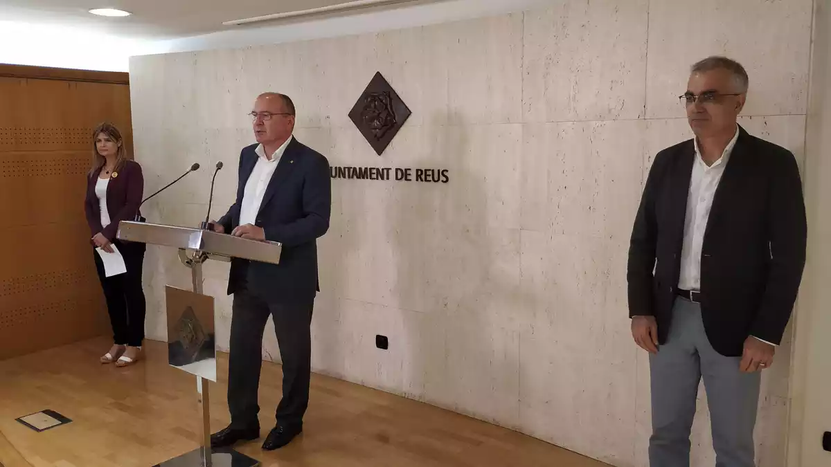 Noemí Llauradó, Carles Pellicer i Andreu Martín a la sala de premsa de l'Ajuntament de Reus