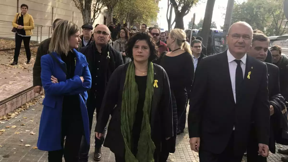 Noemí Llauradó, Montserrat Vilella, Carles Pellicer i Jordi Cervera sortint de declarar als jutjats