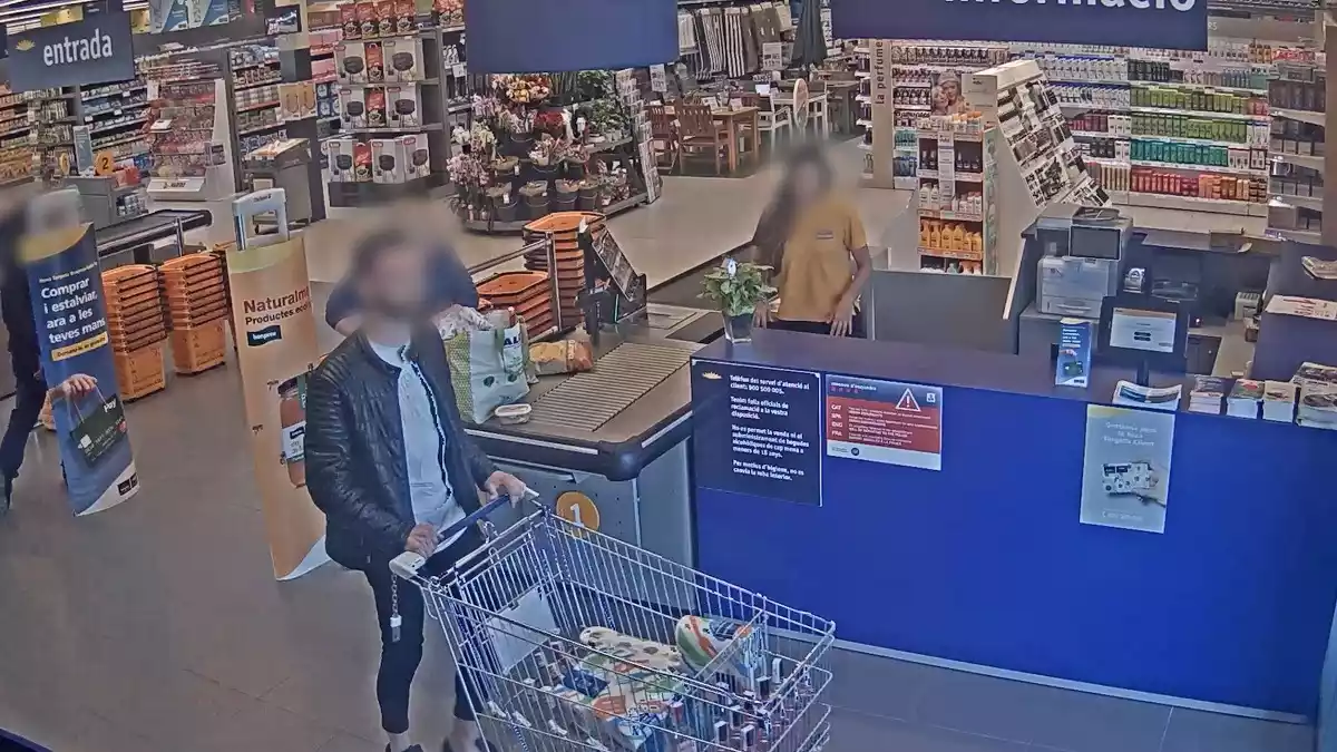 Imatge del lladre cometent un dels furts en un supermercat
