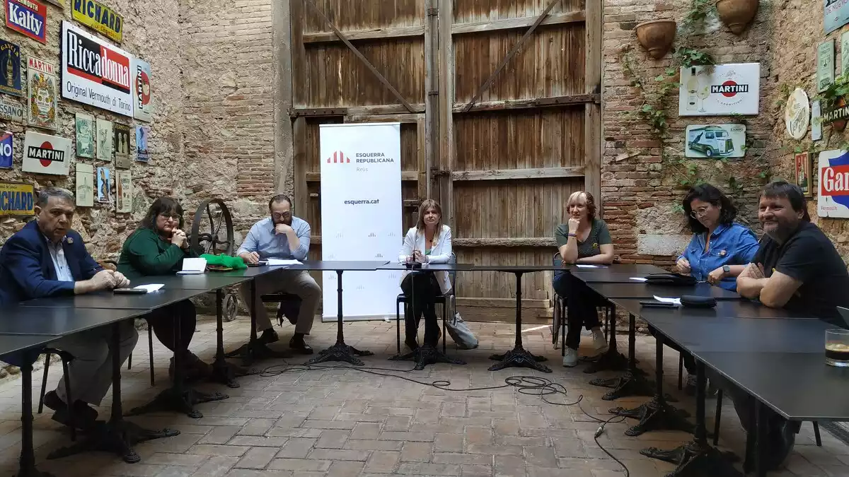 Els integrants del grup municipal d'ERC a Reus i la presidenta local en una taula en forma d'U