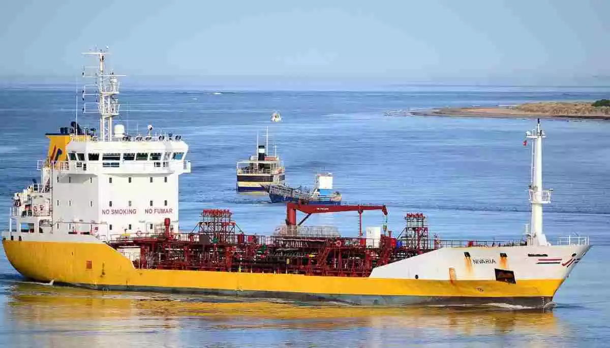 Imatge del vaixell Nivaria, encarregat de realitzar els serveis d'aprovisionament de combustible al Port de Tarragona.