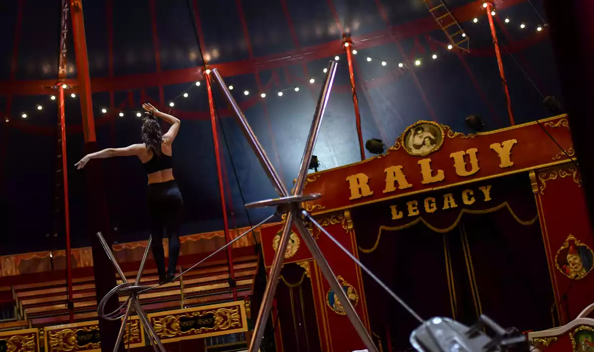 Una acròbata assajant al circ Raluy Legacy.