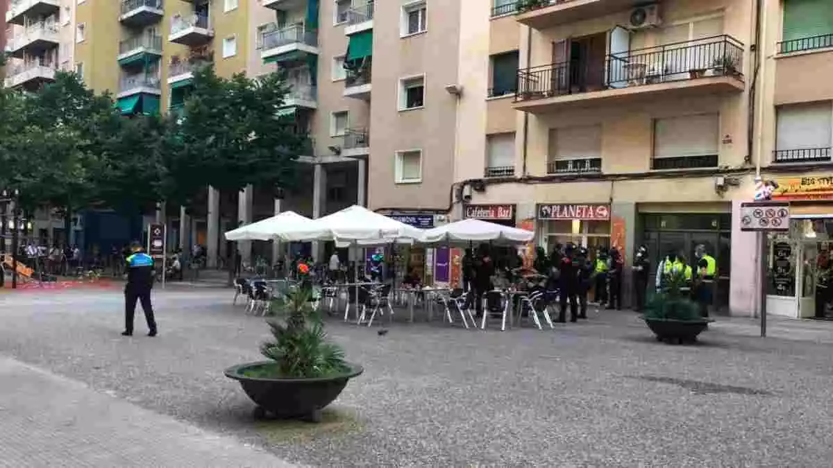 Imatge de l'operatiu policial al carrer de la Sardana de Reus