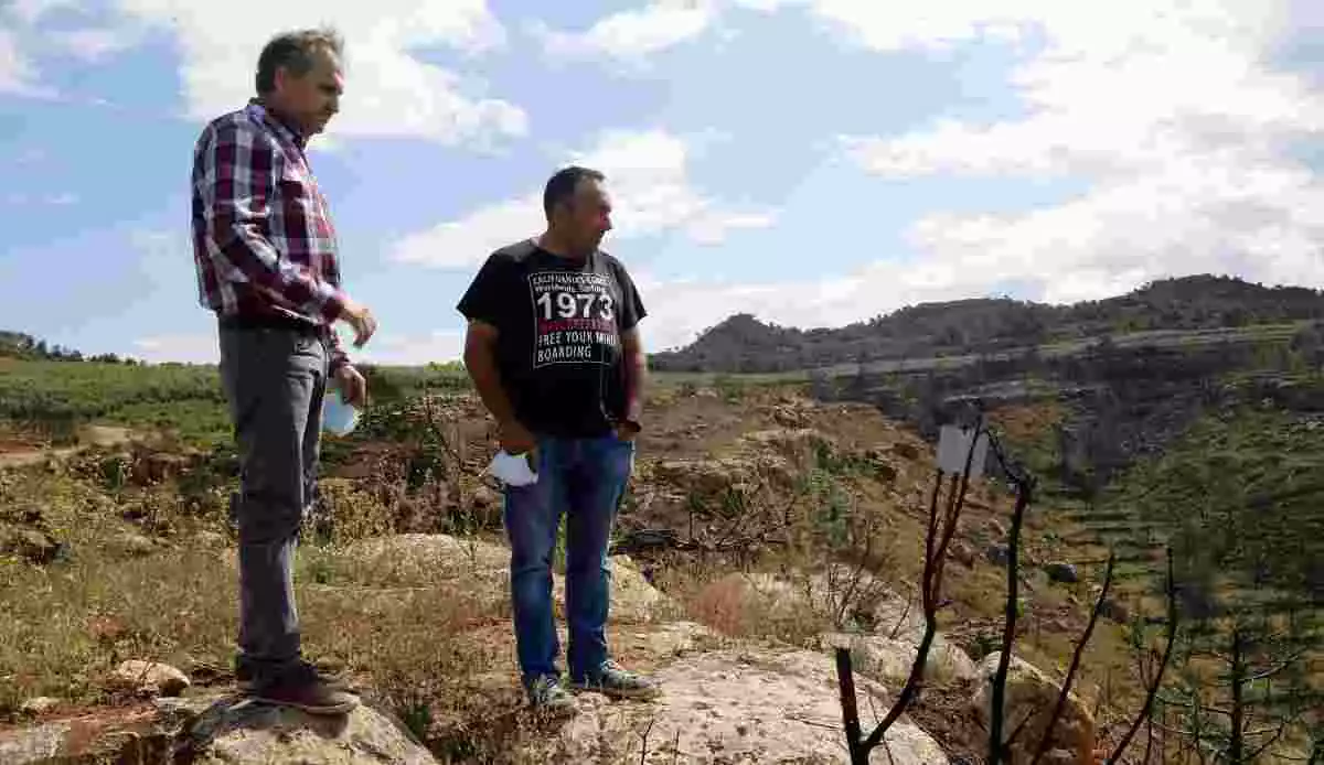 Pla obert on es poden veure l'alcalde de Bovera, Òscar Acero i el pagès Julio Cabre.