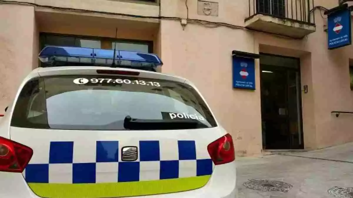 Un vehicle de la Policia Local de Valls davant la comissaria